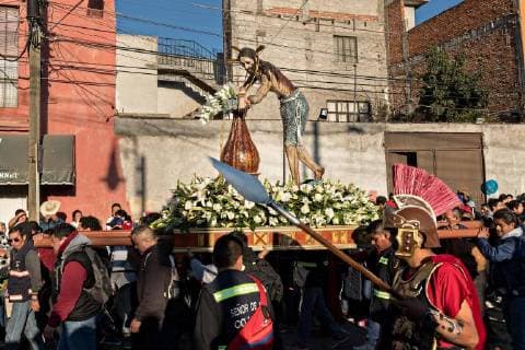 March 18, 2018 - San Miguel De Allende, Guanajuato, Mexico - Roman Catholic faithful carry a life-sized figure of Christ eight miles from Atotonilco to San Miguel during the Our Lord of the Column procession marking the start of Holy Week March 18, 2018 in San Miguel de Allende, Mexico. Holy week lasts two weeks in the festival central Mexican town. San Miguel De Allende Mexico - ZUMAe02_ 20180318_zaf_e02_003 Copyright: xRichardxEllisx