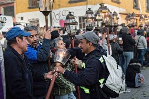 March 18, 2018 - San Miguel De Allende, Guanajuato, Mexico - A volunteer lights candles in preparation for the Our Lord of the Column procession marking the start of Holy Week March 18, 2018 in San Miguel de Allende, Mexico. The midnight procession involves a life-sized figure of Christ carried eight miles from Atotonilco to San Miguel on the shoulders of the faithful. Holy week lasts two weeks in the festival central Mexican town. San Miguel De Allende Mexico - ZUMAe02_ 20180318_zaf_e02_004 Copyright: xRichardxEllisx