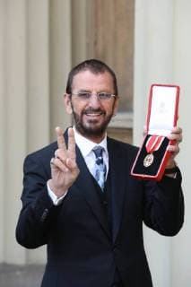 Themen der Woche Bilder des Tages . 20 03 2018. London, United Kingdom. Sir Ringo Starr with his Knighthood after an Investiture at Buckingham Palace in London.  xStephenxLockx xi-Imagesx IIM-17301-0001
