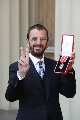 . 20 03 2018. London, United Kingdom. Sir Ringo Starr with his Knighthood after an Investiture at Buckingham Palace in London.  xStephenxLockx xi-Imagesx IIM-17301-0006
