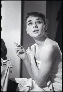 Audrey Hepburn makes up for a performance of Gigi in her dressing room on Broadway, New York, USA. 1952. Photograph by George Douglas, New York New York United States Copyright: Topfoto  !ACHTUNG AUFNAHMEDATUM GESCHÄTZT! UnitedArchives1373204