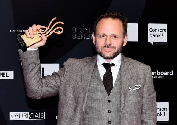 Berlin Schauspieler Samuel Finzi erhaelt den Deutschen Schauspielerpreis in der Kategorie Beste Komoedie am 20.05.2016 in Berlin bei der Verleihung des Deutschen Schauspielerpreises 2016 im Zoo Palast. Berlin, 20.05.2016 *** Berlin actor Samuel Finzi receives the German actor award in the category Best Komoedie on 20 05 2016 in Berlin at the presentation of the German actor award 2016 in the zoo palace Berlin 20 05 2016 Copyright: xEIBNER DanielxLakomskix EP_DLI