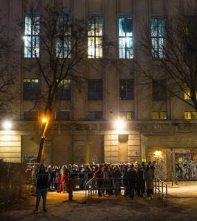 Publikum z Publikum zum Konzert von Kylie Minogue vor dem Berghain Publikum zum Konzert von Kylie Minogue vor dem Berghain