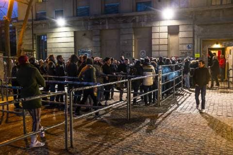Publikum z Publikum zum Konzert von Kylie Minogue vor dem Berghain Publikum zum Konzert von Kylie Minogue vor dem Berghain
