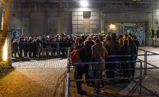Publikum z Publikum zum Konzert von Kylie Minogue vor dem Berghain Publikum zum Konzert von Kylie Minogue vor dem Berghain