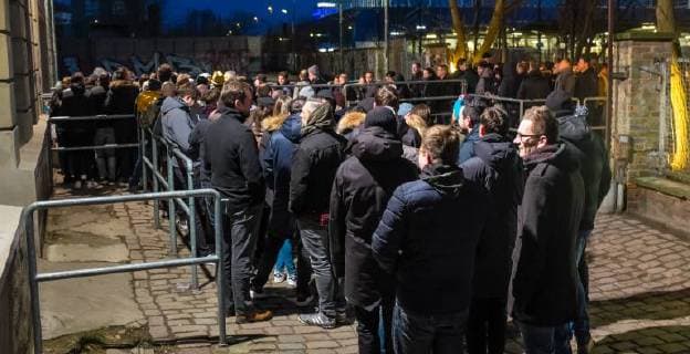 Publikum z Publikum zum Konzert von Kylie Minogue vor dem Berghain Publikum zum Konzert von Kylie Minogue vor dem Berghain