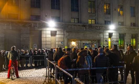Publikum z Publikum zum Konzert von Kylie Minogue vor dem Berghain Publikum zum Konzert von Kylie Minogue vor dem Berghain