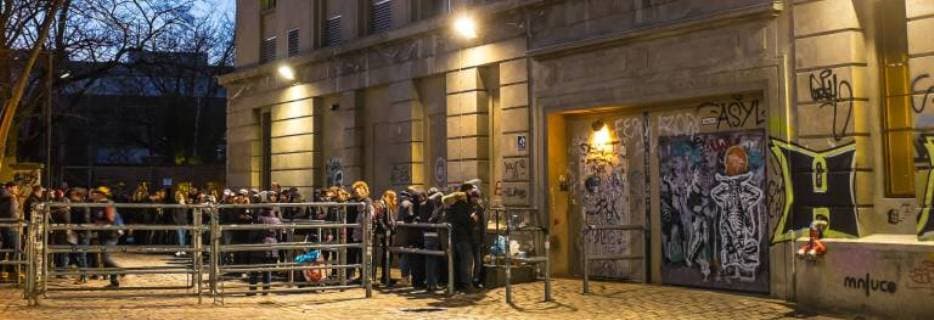 Themen der Woche Bilder des Tages Publikum z Publikum zum Konzert von Kylie Minogue vor dem Berghain Publikum zum Konzert von Kylie Minogue vor dem Berghain