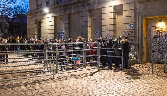 Publikum z Publikum zum Konzert von Kylie Minogue vor dem Berghain Publikum zum Konzert von Kylie Minogue vor dem Berghain