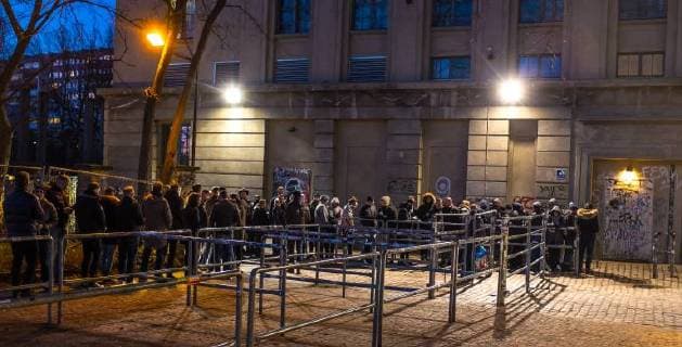 Publikum z Publikum zum Konzert von Kylie Minogue vor dem Berghain Publikum zum Konzert von Kylie Minogue vor dem Berghain