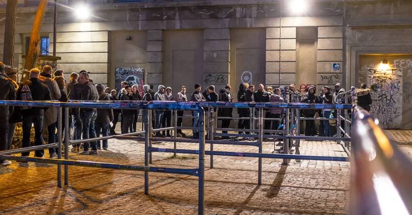 Publikum z Publikum zum Konzert von Kylie Minogue vor dem Berghain Publikum zum Konzert von Kylie Minogue vor dem Berghain