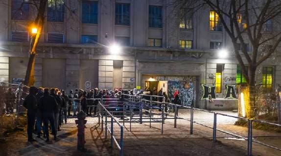 Publikum z Publikum zum Konzert von Kylie Minogue vor dem Berghain Publikum zum Konzert von Kylie Minogue vor dem Berghain