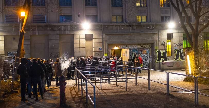 Publikum z Publikum zum Konzert von Kylie Minogue vor dem Berghain Publikum zum Konzert von Kylie Minogue vor dem Berghain