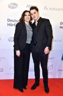 Alice Brauner mit Sohn David Zechbauer bei der Verleihung des 16. Deutschen Hörfilmpreises 2018 im Kino International. Berlin, 20.03.2018