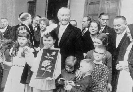 WEST GERMAN CHANCELLOR KONRAD ADENAUER AT HID BIRTHDAY WITH FAMILY IN BONN ; 5 JANUARY 1963, Copyright: Topfoto  !ACHTUNG AUFNAHMEDATUM GESCHÄTZT! UnitedArchivesIPU448983