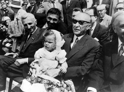 WEST GERMAN CHANCELLOR KONRAD ADENAUER WITH A CHILD IN COLOGNE, GERMANY ; 11 JUNE 1963, Copyright: Topfoto  !ACHTUNG AUFNAHMEDATUM GESCHÄTZT! UnitedArchivesIPU458363