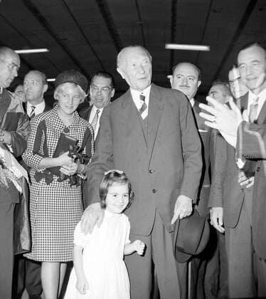 WEST GERMAN CHANCELLOR KONRAD ADENAUER WITH A CHILD IN ROME ; 19 SEPTEMBER 1963, Copyright: Topfoto  !ACHTUNG AUFNAHMEDATUM GESCHÄTZT! UnitedArchivesIPU463602