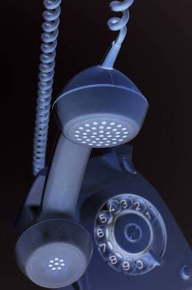 Altes Telefon, Hörer hängt in der Luft Copyright: xKTHx ALLF915186