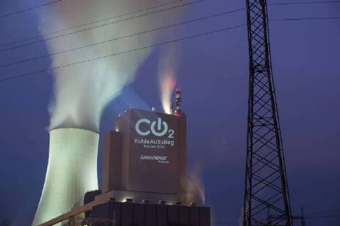 Bilder des Tages Mit einer riesigen Projektion am Steinkohlekraftwerk in Rostock protestien Aktivisten des Umweltverbandes Greenpeace am Freitagmorgen für einen Kohleausstieg in Deutschland. Mecklenburg-Vorpommern Energiewende Energie Kraftwerk Strom Umwelt Smog Luftverschmutzung Dunst Stromnetz Öko CO2 Rostock *** With a huge projection at the coal power plant in Rostock, activists of the environmental association Greenpeace protested on Friday morning for a coal exit in Germany Mecklenburg Vorpommern Energy transition Energy Power plant Electricity Environment Smog Air pollution Haze Electricity network Ecological CO2 Rostock Copyright: FrankxHormannx xnordlicht