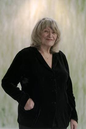 Autorin stellt aktuelles Buch Meine algerische Familie vor Die Stadtbibliothek begrüßt am Donnerstag, 22. März 2018, um 19.30 Uhr, Alice Schwarzer in der Zentralbibliothek, Josef Haubrich- Hof 1, Köln-Innenstadt. Alice Schwarzer wird an diesem Abend ihr aktuelles Buch Meine algerische Familie vorstellen. In einer Präsentation werden die beeindruckenden Fotos zum Buch der Fotografin Bettina Flitner gezeigt. Ihr neues Buch ist eine Überraschung. Denn wer wusste schon, welch enge und liebevolle Beziehung Alice Schwarzer seit Jahrzehnten zu einer Familie in Algerien hat, die in ihrer Vielfalt ein Abbild dieses nordafrikanischen Landes zwischen Tradition und Moderne ist, zwischen islamistischer Bedrohung und demokratischen Hoffnungen? Zuerst traf Alice Schwarzer 1989 die algerische Journalistin Djamila, die nach dem drohenden Wa