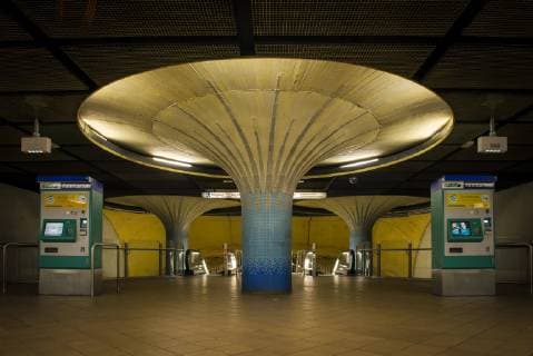 Beleuchtete Säule in Vorhalle mit Fahrkartenautomat, U-Bahnstation Opernplatz, Westend, Frankfurt am Main, Hessen, Deutschland, Europa Copyright: imageBROKER/GeorgxStelzner iblcag04647054.jpg