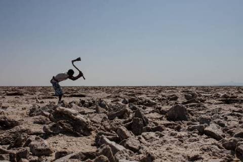 IMAGO Nature: Unsere Erde, Klimawandel, Dürren Arbeiter in der Salzwüste in Dallol, Äthiopien, Afrika *** Workers in the salt desert in Dallol Ethiopia Africa Copyright: imageBROKER/LarsxSchreiber ibllsc04651128.jpg