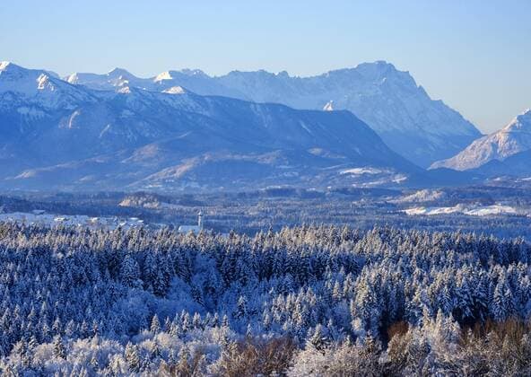 Königsdorf und Zugspitze, Ausblick von Peretshofener Höhe bei Dietramszell, Tölzer Land, Alpenvorland, Oberbayern, Bayern, Deutschland, Europa Copyright: imageBROKER/MartinxSiepmann ibxman04648645.jpg