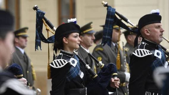 Changing of Prague Castle guards, accompanied by Scottish military bagpipe players within British Days in Prague Castle, Czech Republic, March 23, 2018. (CTKxPhoto MichalxKamaryt) CTKPhotoP201803230654301  kmt 4