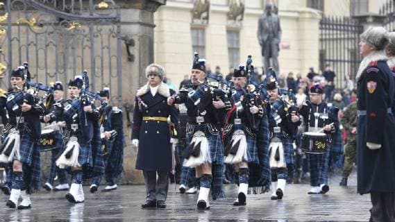 Changing of Prague Castle guards, accompanied by Scottish military bagpipe players within British Days in Prague Castle, Czech Republic, March 23, 2018. (CTKxPhoto MichalxKamaryt) CTKPhotoP201803230733101  kmt 5