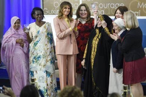Themen der Woche Bilder des Tages United States First Lady Melania Trump laughs as she stands for a photo with winners of the 2018 International Women of Courage Award, including L Malouma Said of Mauritania, Godelieve Mukasarasi of Rwanda, Dr. Julissa Villanueva of Honduras, Aliyah Khalaf Saleh of Iraq, Aiman Umarova of Kazakhstan, Sister Maria Elena Berini of Italy, and Dr. Fredide Rushdi of Kosovo during the Award Ceremony at the State Department in Washington, DC on March 23, 2018.  WAP20180323903