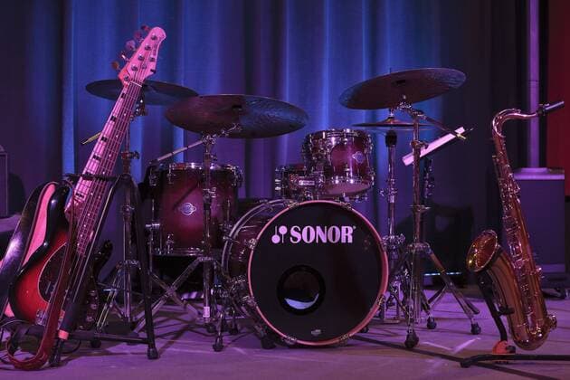 Instrumente einer Jazz-Band auf der Bühne, Bigband, E-Bass, Schlagzeug und Saxophon *** Instruments of a jazz band on stage Bigband E Bass Drums and saxophone Copyright: imageBROKER VolkerxLautenbach iblmmv04652723.jpg