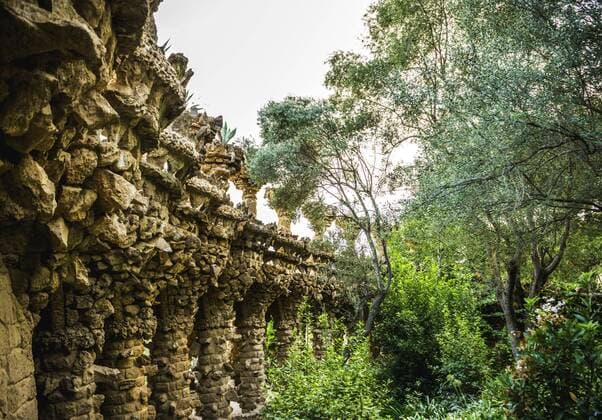 Säulengang einer Fußgängerbrücke, Architekt Antoni Gaudi, Park Güell, Barcelona, ??Katalonien, Spanien, Europa *** Arcade of a pedestrian bridge Architect Antoni Gaudi Park Güell Barcelona Catalonia Spain Europe Copyright: imageBROKER ValentinxWolf iblvfw04656322.jpg