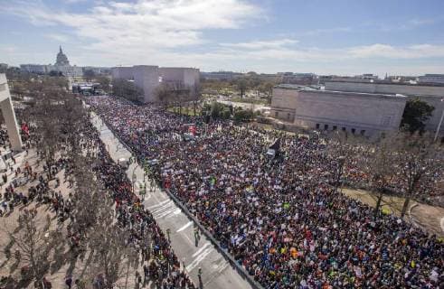 Themen der Woche Bilder des Tages The March for Our Lives rally fills Pennsylvania Avenue in Washington, D.C.on March 24, 2018. Hundreds of thousands rallied in the nation s capital to demand action to end gun violence and mass shootings in schools.  WAP20180324299 MARKxWALLHEISER