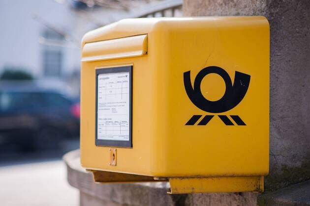 Briefkasten der Deutschen Post an einer Straßenecke in Mönchengladbach Themenbild, Symbolbild, Deutsche Post, Briefkasten, Briefverkehr, 24.03.18 Mönchengladbach NRW Deutschland *** Mailbox of the Deutsche Post on a street corner in Mönchengladbach Theme picture Symbolic picture Deutsche Post Briefkasten Briefverkehr 24 03 18 Mönchengladbach NRW Germany Copyright: xcdn_nszx