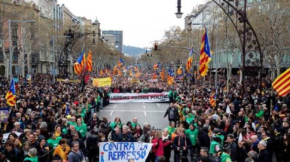 Bilder des Tages Thousands of people attend a march called for by Catalan National Assembly (ANC) to protest against the detention of former Catalan leader Carles Puigdemont in Barcelona, Catalonia, north eastern Spain, 25 March 2018. According to reports, German police on 25 March 2018 allegedly detained former Catalan leader Puigdemont after he crossed into Germany from Denmark. Puigdemont is sought by Spain who issued an European arrest warrant against the former leader who is living in exile in Belgium. Protests against imprisonment of Carles Puigdemont !ACHTUNG: NUR REDAKTIONELLE NUTZUNG!  Copyright: xMARTAxPEREZx GRAF338 20180325-636576011376136622