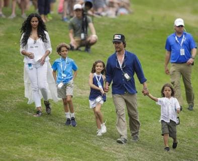 Bilder des Tages March 25, 2018 - Austin, TX, USA - AUSTIN, TX - MARCH 25, 2018 - Actor Matthew McConaughey and his family walk down the fairway during the final round of the WGC - Dell Technologies Match Play golf tournament at Austin Country Club. From left, wife Camila Alves, son Levi, daughter Vida, and son Livingston. Austin USA - ZUMAsc5_ 33331960 Copyright: xErichxSchlegelx