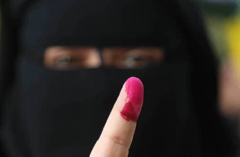 Themen der Woche Bilder des Tages March 26, 2018 - Cairo, Cairo, Egypt - An Egyptian woman shows her ink-stained finger after casting her vote at a polling station, in Cairo, Egypt, on March 26, 2018. Egyptians head to the polls in a three-day vote to choose between incumbent Abdel Fattah al-Sisi and candidate Moussa Mostafa Moussa Cairo Egypt - ZUMAap3_ 20180326_zaf_ap3_121 Copyright: xMohammedxAsadx