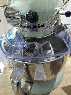 IMAGO Creative: Haushaltsgeräte - Küchenmaschine KitchenAid mixer in New York A KitchenAid brand mixer appliance on sale in a store in New York on Saturday, March 17, 2018. KitchenAid is a brand of the Whirlpool Corp., the world s largest maker of home appliances (  RichardxB.xLevine