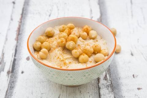 IMAGO Nature: Unsere Erde, Klimawandel, Ernährung, Pflanzen der Zukunft, Kichererbse Bowl of Hummus garnished with chick peas  LVF06663
