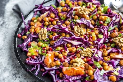 IMAGO Nature: Unsere Erde, Klimawandel, Ernährung, Pflanzen der Zukunft, Kichererbse Winter salad, red cabbage, roasted chickpea, blood orange, spring onion and walnut  SARF03529
