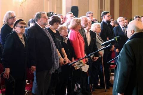 MOSCOW, RUSSIA â€“ MARCH 27, 2018: A minute s silence in memory of the victims of a Zimnyaya Vishnya shopping centre blaze in the Siberian city of Kemerovo before a ceremony to present the 2018 Golden Mask awards for outstanding contribution to theatre, at the Bolshoi Theatre. On 25 March 2018, the fire engulfed the shopping mall killing at least 64 people and injuring 52. Vyacheslav Prokofyev TASS  TS0798AB