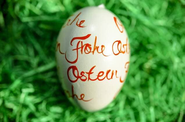 Osterei mit der Aufschrift Frohe Ostern *** Easter egg with the inscription Happy Easter ** NUR FUER REDAKTIONELLE ZWECKE ** EDITORIAL USE ONLY **