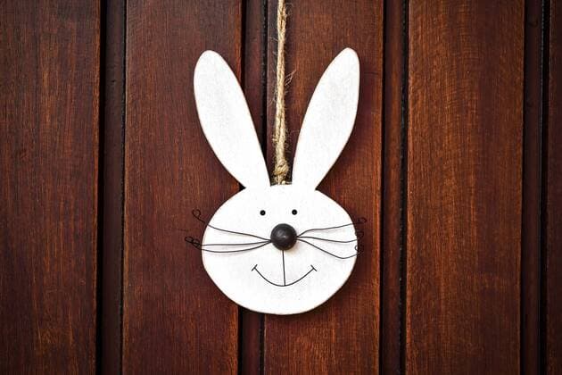 Osterhase an einer HaustÃ¼r *** Easter bunny at a doorstep ** NUR FUER REDAKTIONELLE ZWECKE ** EDITORIAL USE ONLY **