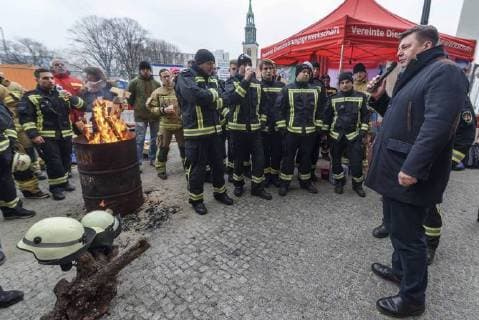 Bilder des Tages Berlins Innensenator Andreas Geisel (SPD) stellt sich den Feuerwehrleuten bei hrer Mahnwache vor dem Roten Rathaus unter dem Motto BERLIN BRENNT, wo sie für bessere Arbeitsbedingungen demonstrieren snapshot-photography F.Boillot *** Berlin Interior Senator Andreas Geisel SPD faces the firefighters at their vigil in front of the Red City Hall under the motto BERLIN BRENNT where they demonstrate for better working conditions snapshot photography F Boillot