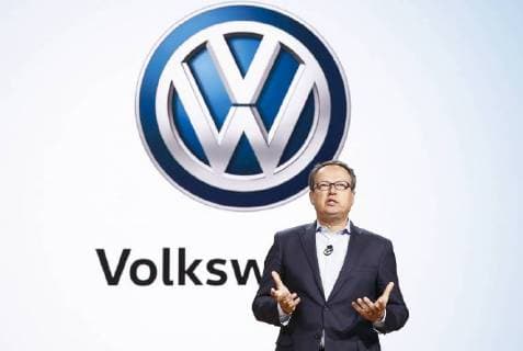 Themen der Woche Bilder des Tages President and chief executive officer of Volkswagen Group of America Inc. Hinrich Woebcken unveils the Volkswagen AG Atlas Tanoak concept pickup truck at the 2018 New York International Auto Show at the Jacob K. Javits Convention Center in New York City on March 28, 2018. The first New York Auto Show was held in 1900 and it was the first auto show ever held in North America. About 1 million visitors are expected to attend the show.  NYP20180328117 JOHNxANGELILLO