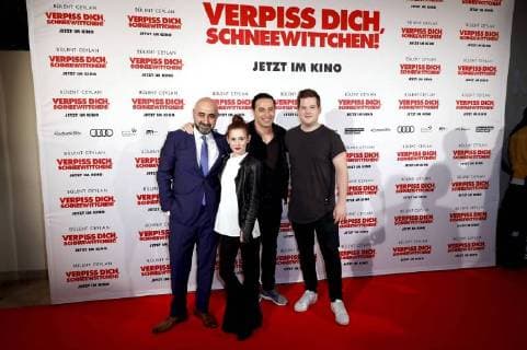 Themen der Woche Bilder des Tages Özgür Karadeniz, Josefine Preuß, Bülent Ceylan und Chris Tall bei der Premiere des Kinofilms Verpiss Dich, Schneewittchen im Cineplex Kino. Köln, 28.03.2018 *** Özgür Karadeniz Josefine Preuß Bülent Ceylan and Chris Tall at the premiere of the movie Verpiss Dich Schneewittchen at the Cineplex Cinema Cologne 28 03 2018 Foto:xC.xHardtx xFuturexImage