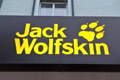 Jack Wolfskin Ausruestung fuer Draussen GmbH und Co. KG aA stellt Funktionsbekleidung, Outdoor -Ausruestung (z. B. Rucksaecke und Zelte) sowie Schuhe her. Das Unternehmen mit Sitz in Idstein im Taunus ist nach eigenen Angaben einer der groessten Anbieter von Outdoor-Ausruestung. Foto: Jack Wolskin Schriftzug Logo.