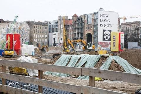 15.03.2018, Berlin, Deutschland, GER, Tacheles-Areal in Mitte, 25.000 Quadratmeter großes Grundstück zwischen Oranienburger-, Friedrich- und Johannisstraße. An diesem Ort soll u.a ein Hotel, Büro und Wohngebäude entstehen. *** 15 03 2018 Berlin Germany GER Tacheles Areal in Mitte 25,000 square meters of land between Oranienburger Friedrich and Johannisstraße At this location, a hotel and residential building is to be built
