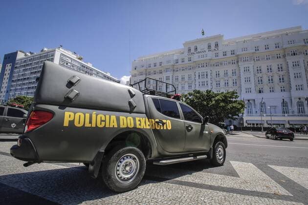 RIO DE JANEIRO, RJ - 30.03.2018: EXÉRCITO FAZ PATRULHAMENTO EM COPACABANA - Army Police patrol the Copacabana Waterfront, in front of the Hotel Copacabana Palace, this Sunday morning (30), in Rio de Janeiro, RJ. x1507289x  AndréxHorta