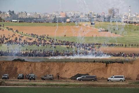 Themen der Woche Bilder des Tages (180330) -- NAHAL OZ, March 30, 2018 -- Palestinians protest along the barrier between Gaza Strip and Israel in Nahal Oz, on March 30, 2018. At least seven Palestinians were killed and 500 wounded Friday in the ongoing violent clashes between hundreds of Palestinians and the Israeli soldiers during a popular march close to the barrier between Gaza Strip and Israel, medics said. ) MIDEAST-NAHAL OZ-GAZA STRIP-ISRAEL-BARRIER-CLASHES JINI 
